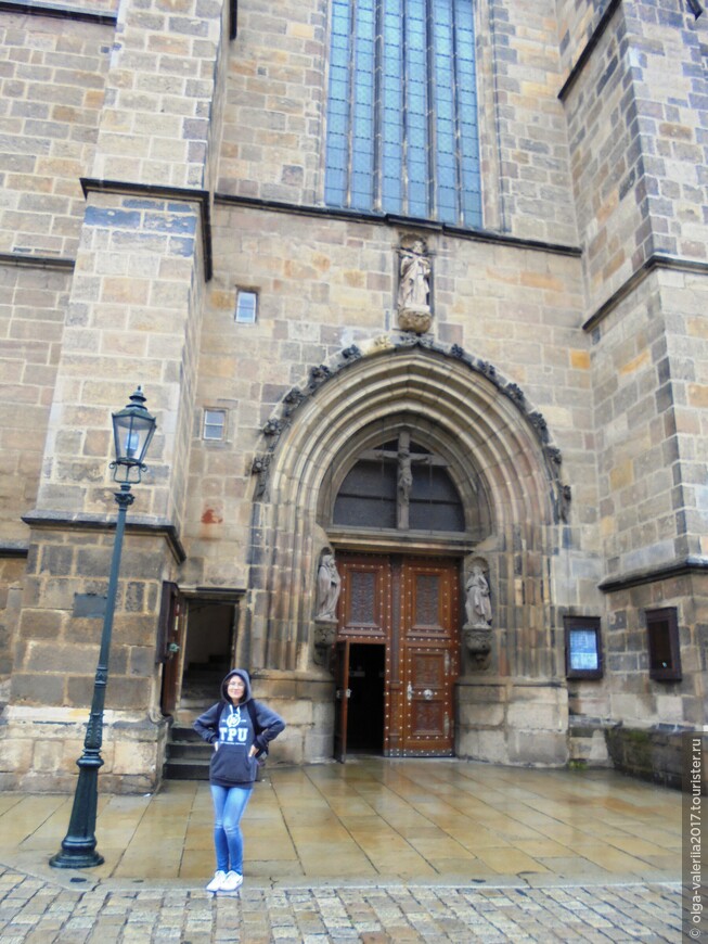 Справа вход в собор , а дверь слева ведет на башню собора.
