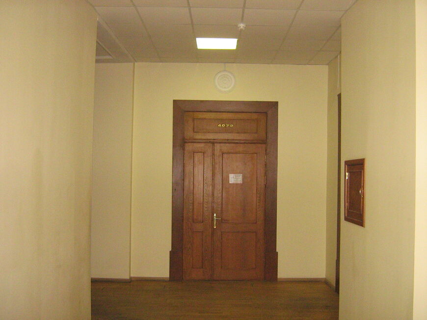 Когда-то такие массивные двери вели в кабинеты партийного начальства