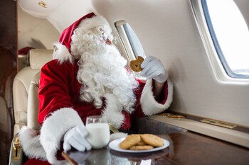 Пассажиры в костюмах Деда Мороза и Снегурочки смогут бесплатно полететь «Победой»