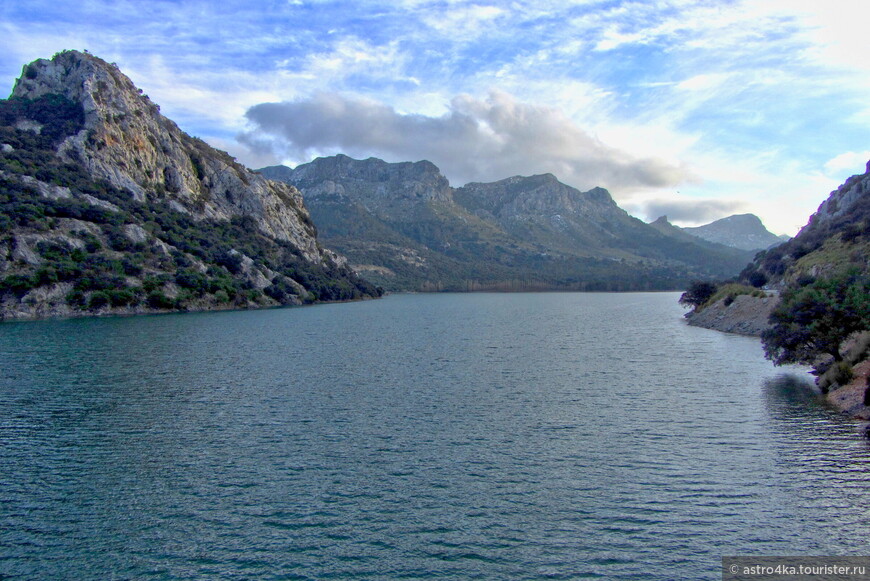 Озеро Gorg Blau, чистейшая вода которого используется для питьевого снабжения Майорки.