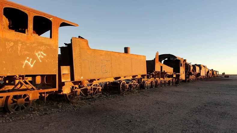 Кладбище паровозов XIX века: невероятные снимки, снятые в пустыне Боливии