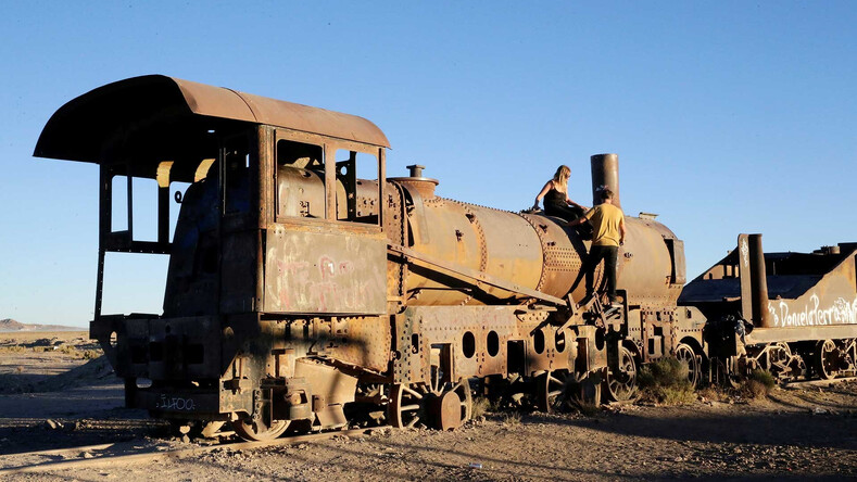 Кладбище паровозов XIX века: невероятные снимки, снятые в пустыне Боливии
