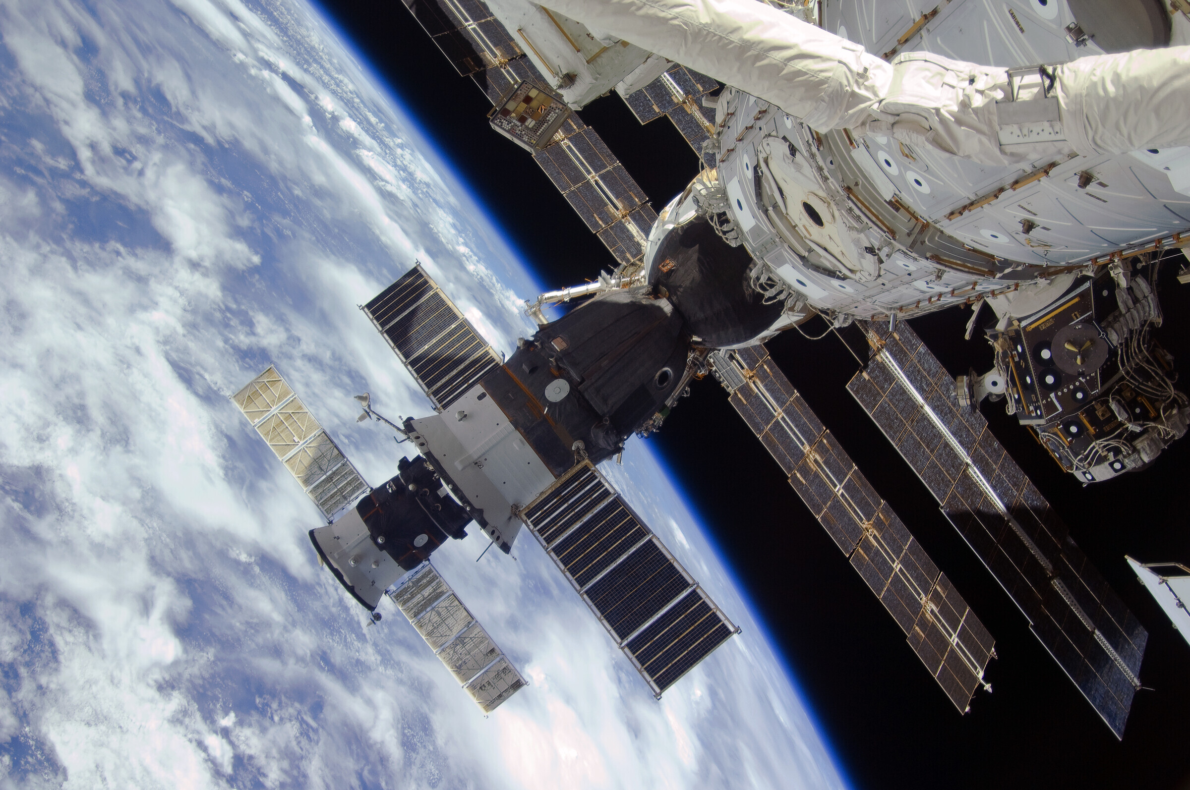 Сколько орбитальных станций в космосе сейчас. Международная Космическая станция МКС. Космическая орбитальная станция МКС. МКС 2006. Международная Космическая станция ISS.