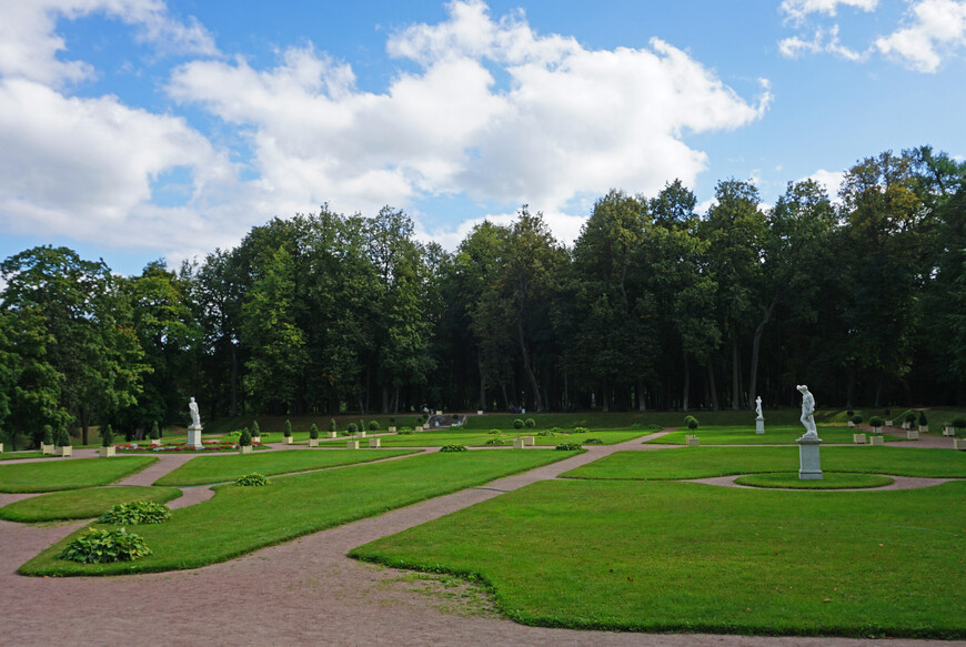 Поляна с римскими статуями – обязательный элемент русского паркового дизайна
