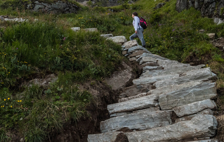 Каменные ступени на вершину