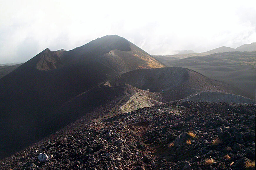 Кратеры вулкана Камерун после извержения 2000 года