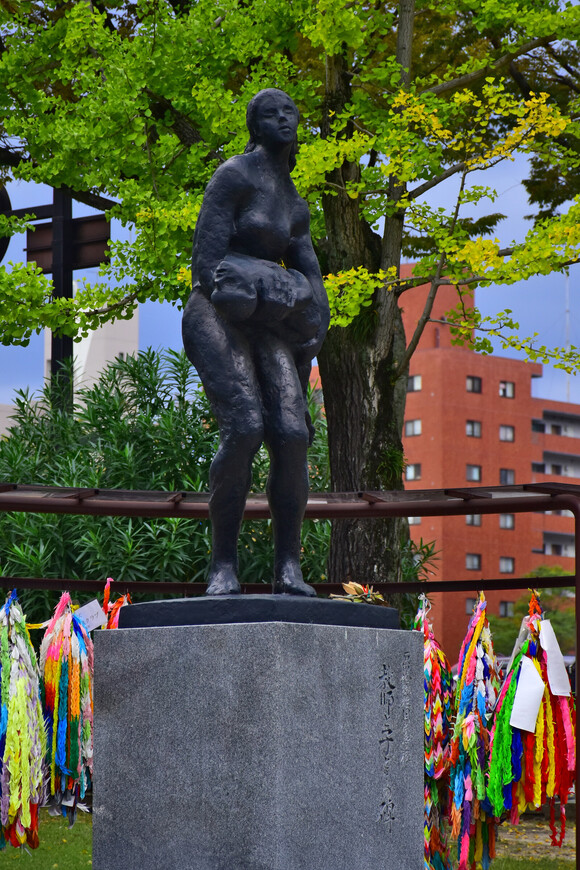 Памятник учительнице старшей школы для девочек города Хиросима