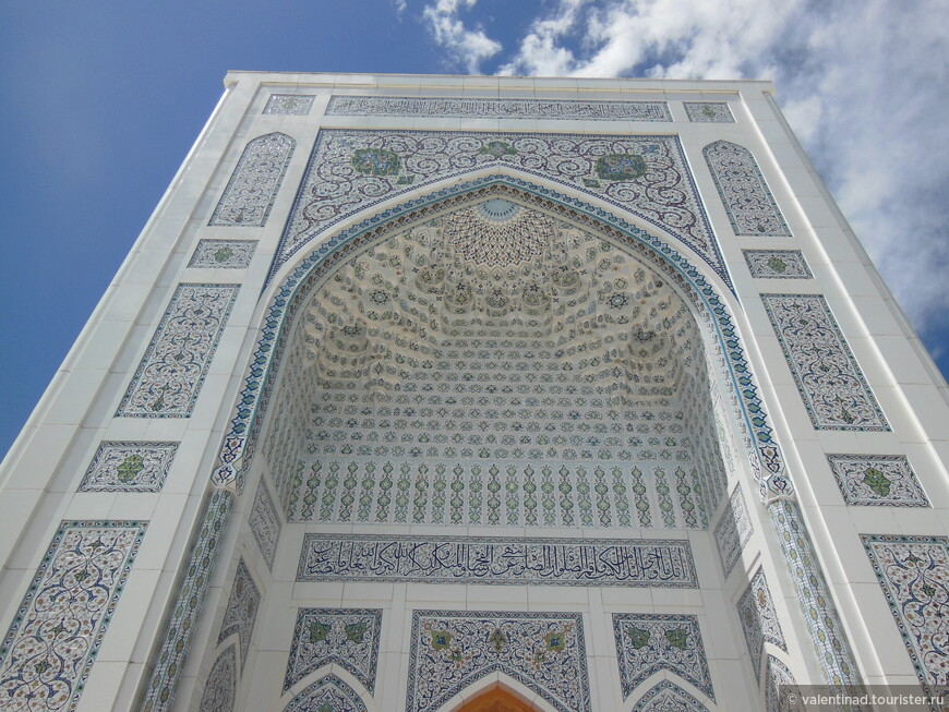 Высокий, богато украшенный портал мечети Минор.