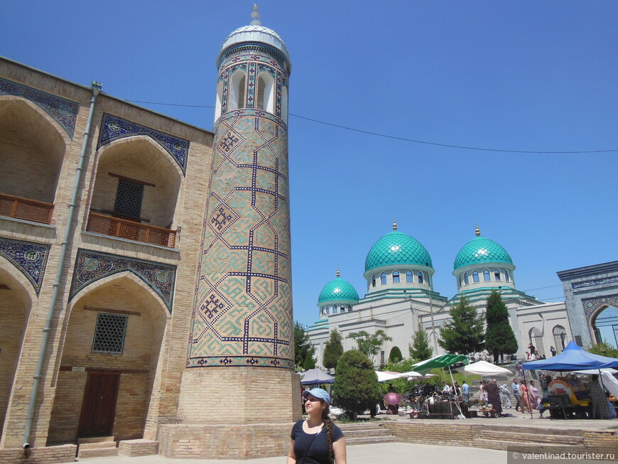 Я на фоне Медресе Кукельдаш и Джума-мечеть Ходжа Ахрар Вали.