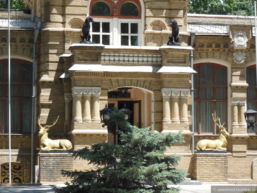 Бронзовые олени в натуральную величину лежат у главного входа во дворец. 
