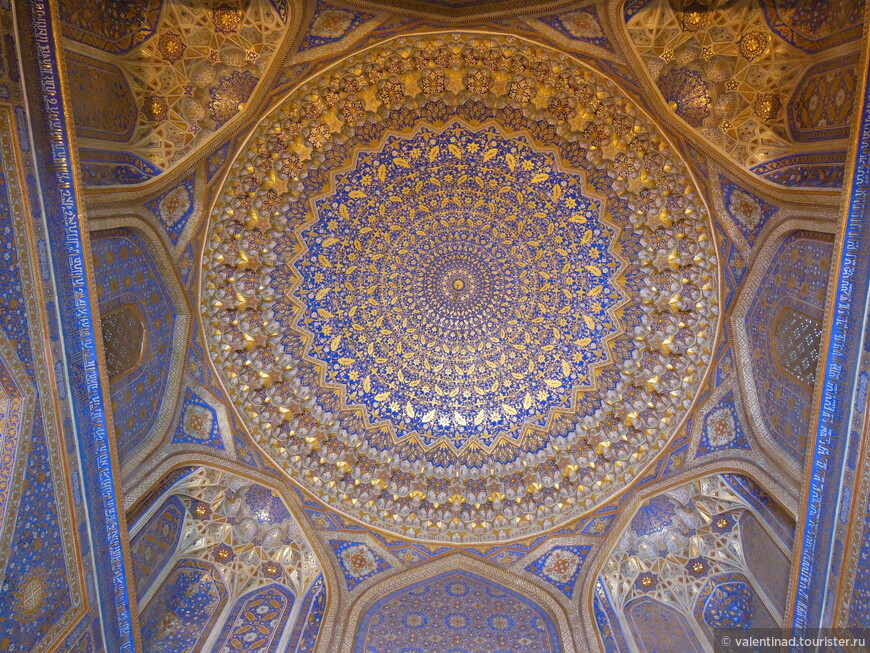 Роскошный позолоченный потолок в куполе мечети Тилля-Кари.