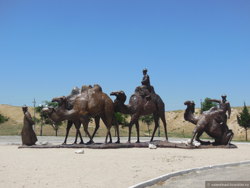 Этот необычный памятник с верблюдами я встретила по дороге в Обсерваторию Улугбека.