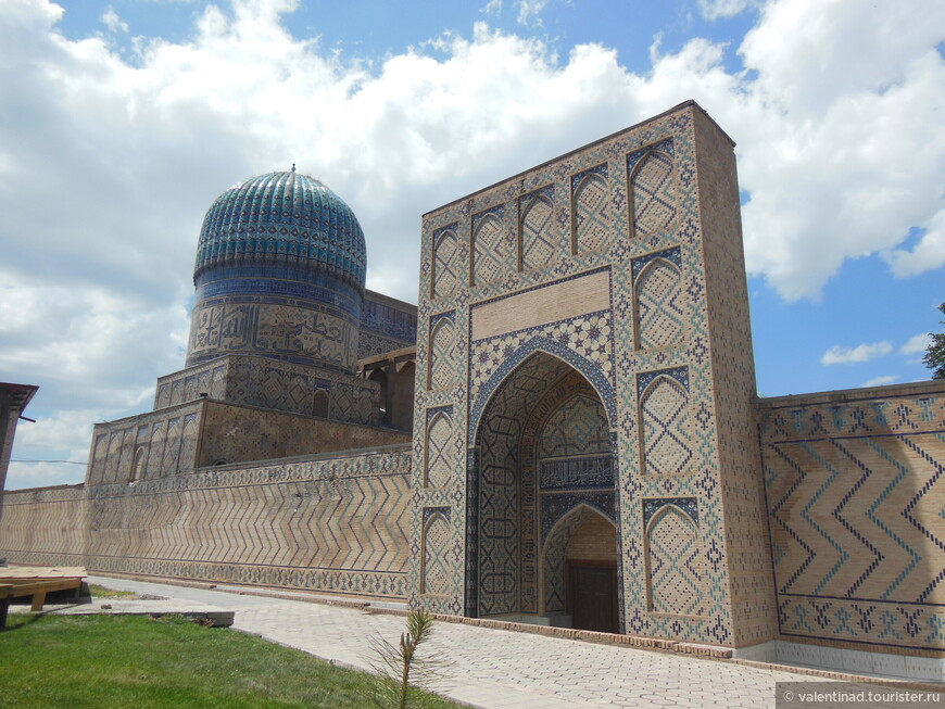 Боковой портал и малая мечеть с куполом.