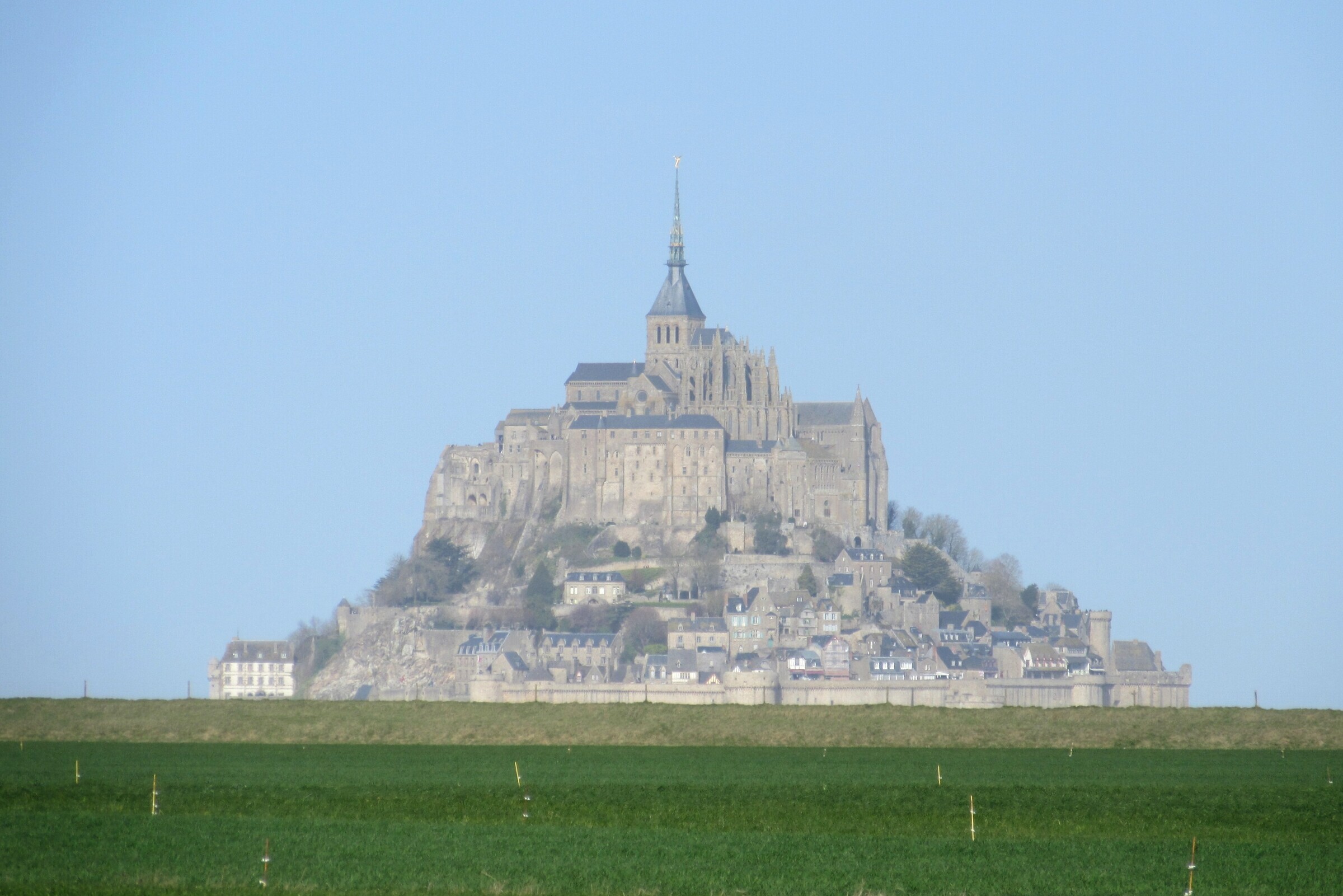 Сен авай. Сен ЛО Нормандия Франция. Крепость Мон-Луи. Мон Луи крепость во Франции.