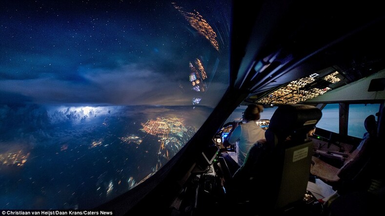 Захватывающие дух фотографии грозы, сделанные пилотом из кабины авиалайнера