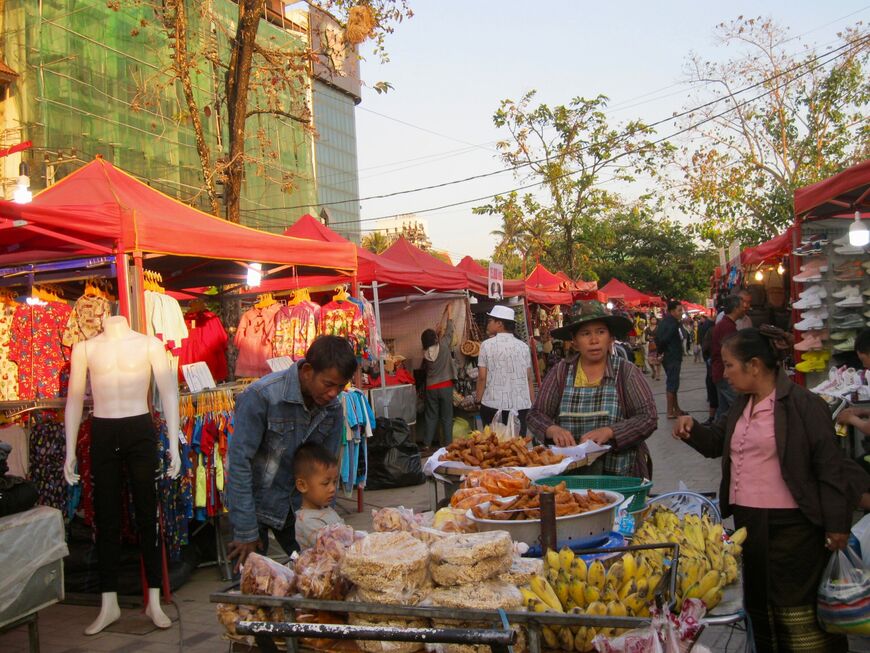 Ночной рынок на набережной Меконга
