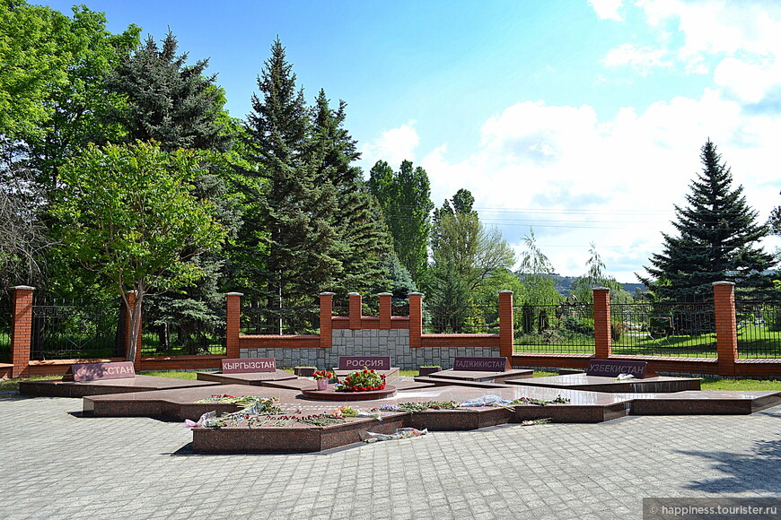 У мемориального комплекса в парке Салгирка,в память погибших во время высылки в местах депортации.