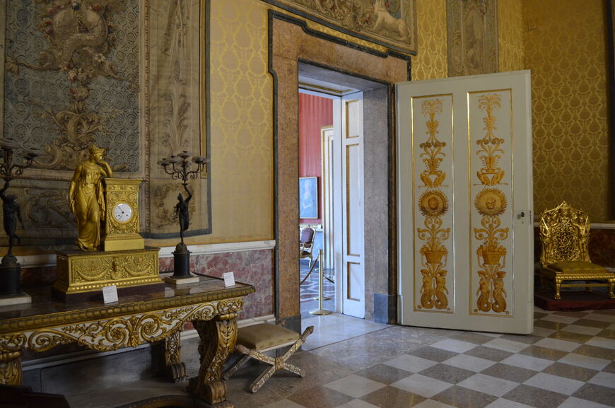 Королевский дворец Неаполя