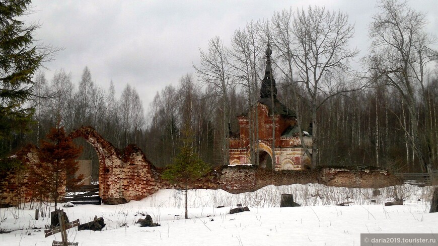 Северные Тихвинские Святые ворота и ограда церкви Покрова Пресвятой Богородицы. 