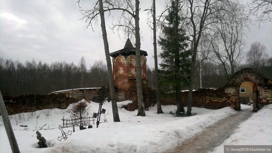 Кладбище и каменная ограда церкви Покрова Пресвятой Богородицы с башенками. 