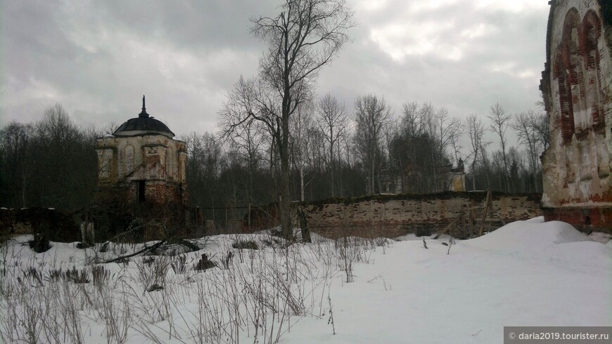 Ограда церкви Покрова Пресвятой Богородицы.