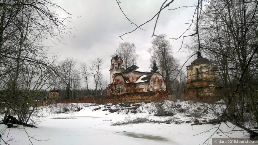 Церковь Покрова Пресвятой Богородицы и каменная ограда с башенками. 