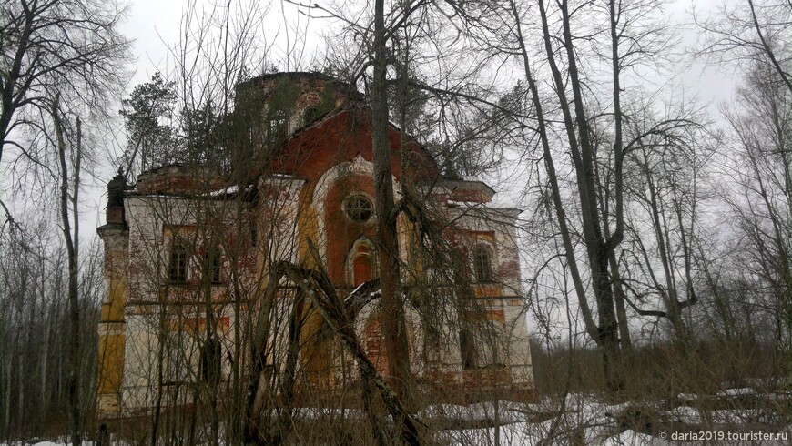 Троицкий Собор (19 век) находится в полуразрушенном плачевном состоянии. 