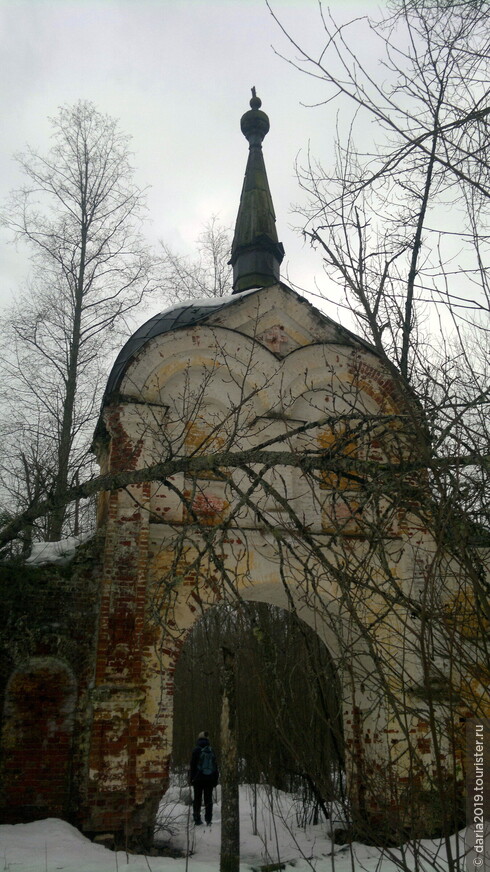 Южные Святые Ворота, которые когда-то вели в Новгород, сейчас ведут в лес.