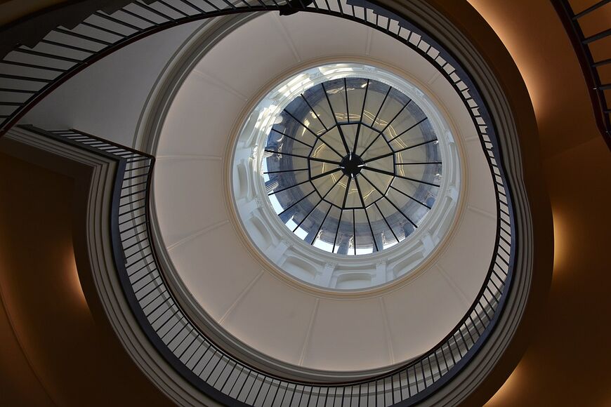 Лестница в музее Берггрюна в Берлине