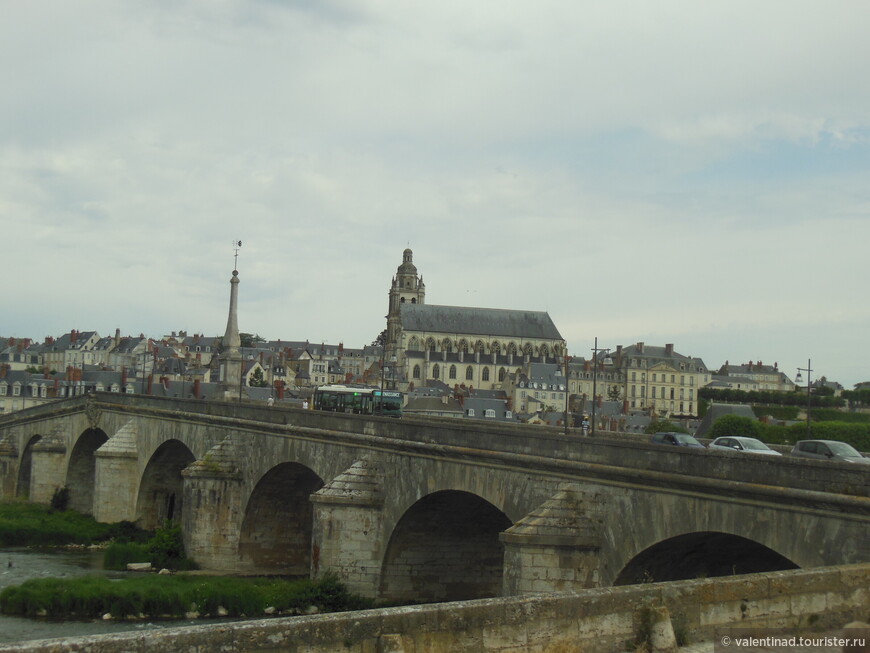 Мост Жака-Анжа Габриэля и Соборная церковь Святого Людовика.