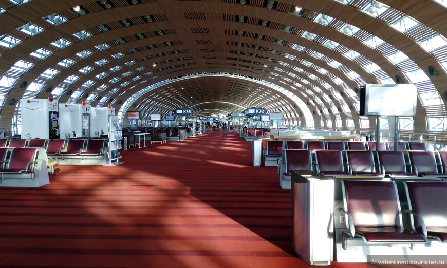 Один из залов вылета аэропорта Шарль-де-Голль.