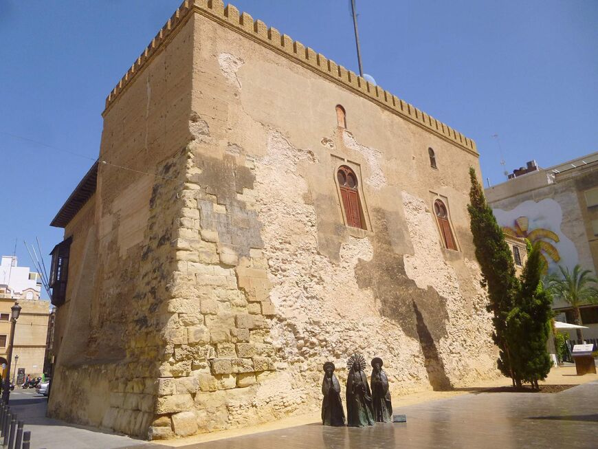 Одна из сторон крепости и статуя Три Марии