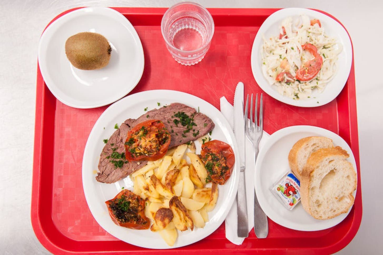 Lunch day. Еда в школе во Франции. Обед во французской школе. Обед в школе. Завтрак в столовой.