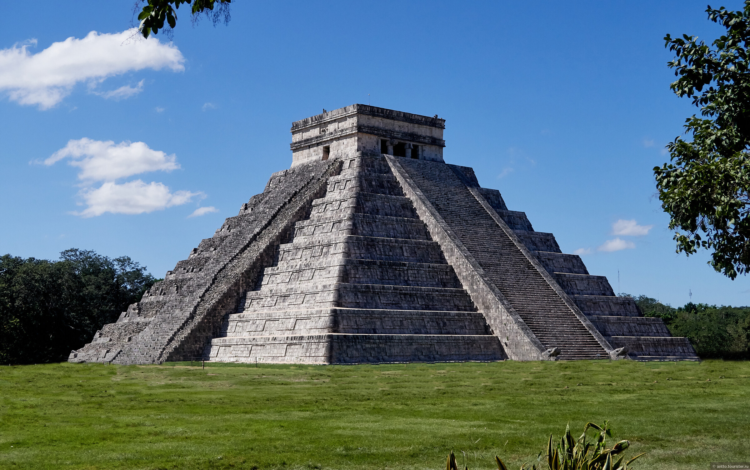 Worlds temples. Пирамида Майя Чичен-ица Майя. Мексика Юкатан пирамиды. Юкатан пирамиды Майя. Мексика Чичен ица пирамида Кукулькана.