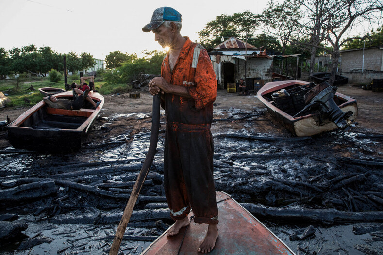 Есть ли жизнь после нефти: как живут и ловят рыбу местные жители на загрязненном озере в Венесуэле