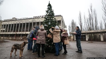 В Припяти впервые после аварии на ЧАЭС установили новогоднюю ёлку (видео)