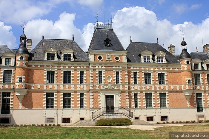 Замок Луи де Фюнеса, Клермон, Ле Селье Франция