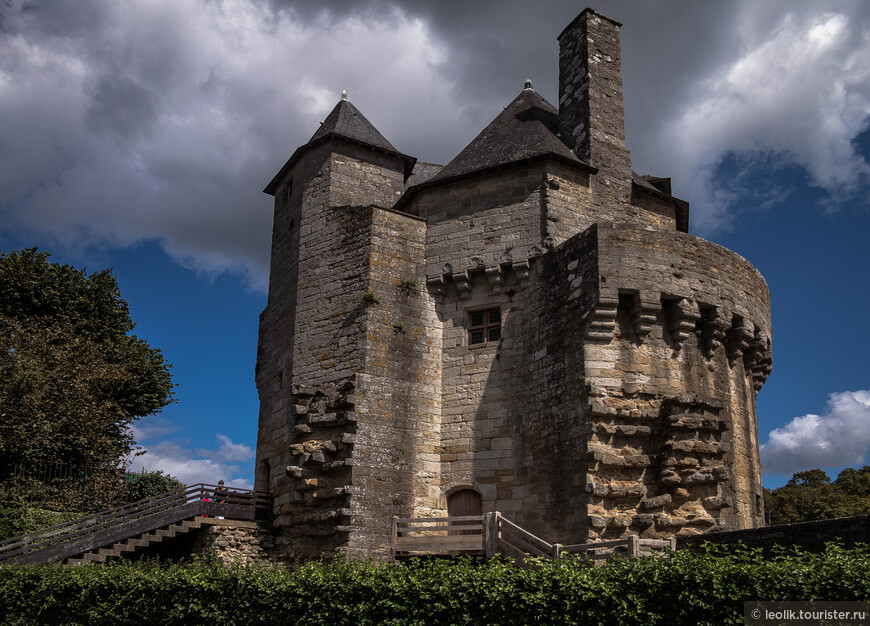 Башня была построена в 15 веке и использовалась и как укрепление, и как частная резиденция герцога Бретани - Артура III де Ришмона с 1457 по 1458 год. В верхней части башни имеются многочисленные навесные бойницы.