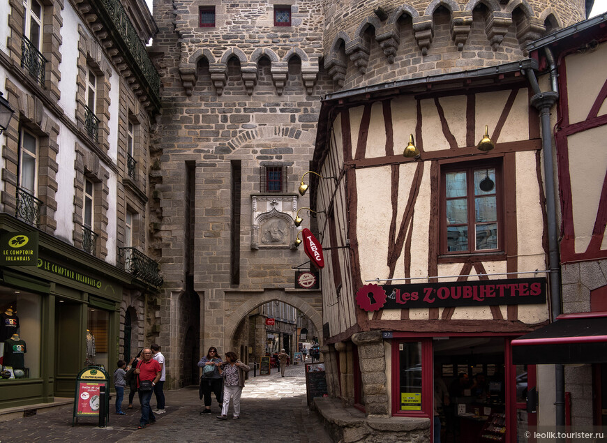 Эти ворота были построены между 13 и 15 веками и являются одним из важнейших элементов городских укреплений. Вначале их называли Porte St. Patern. Название изменилось, когда их также начали использовать в качестве тюрьмы в 18 веке.