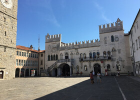 Площадь Титов Торг оформлена зданиями в венецианском стиле- на фото- Преторианский дворец