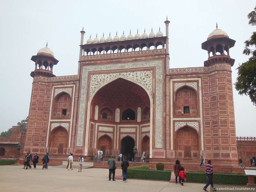 Главные ворота комплекса Тадж-Махал.