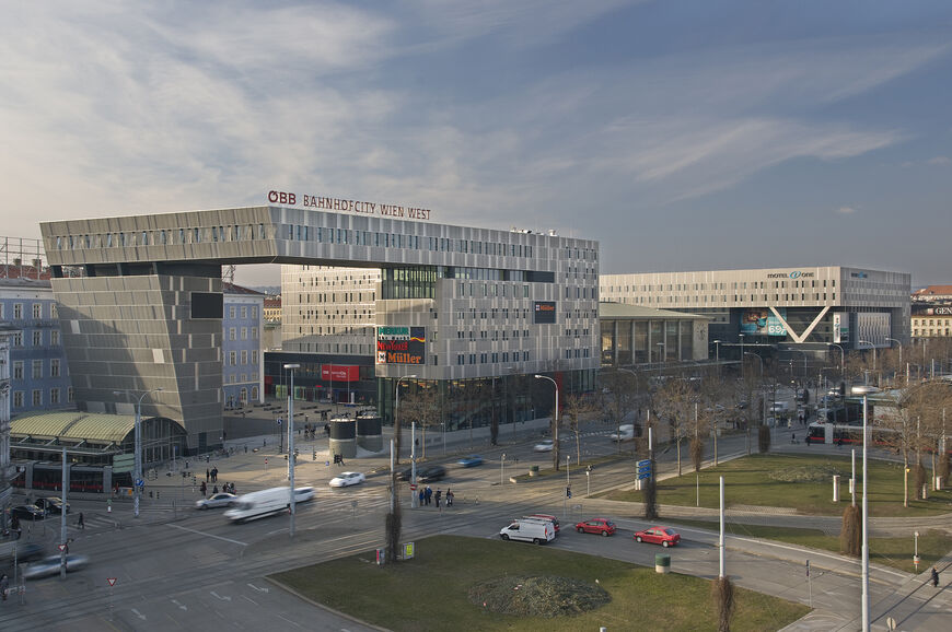 Полностью отреставрированный Wien Westbahnhof (2011 год). Слева направо: офис, главный холл, офисно-гостиничный комплекс.