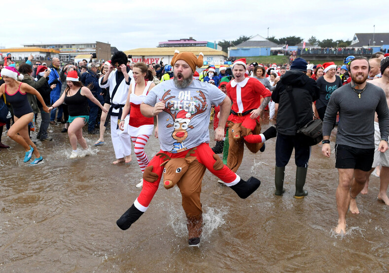 Безбашенные костюмы на Рождество: тысячи жителей Великобритании отмечают праздник в ледяной воде