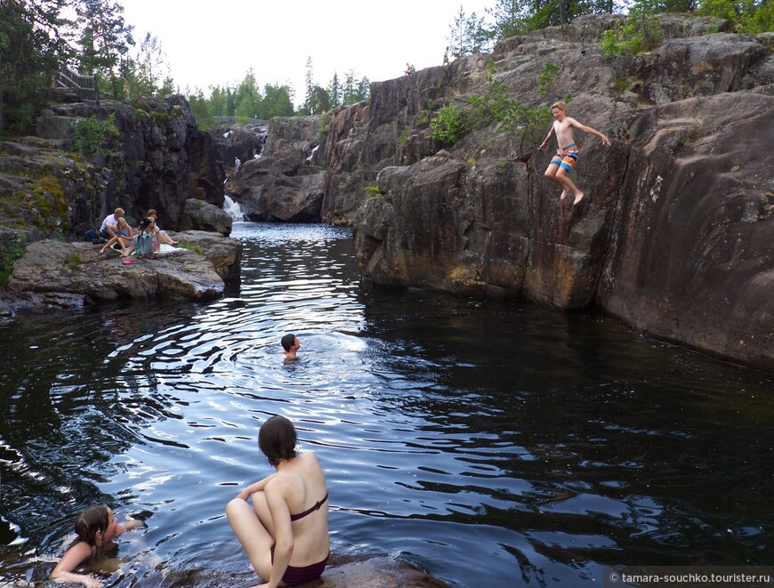 Природная жемчужина на севере Швеции — самый мощный водопад в Европе