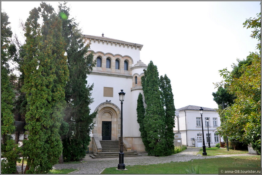 Готический зал монастыря, где сейчас размещается Музей религиозного искусства.