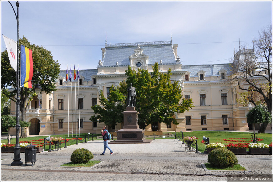 Перед ратушей стоит памятник королю Фердинанду I, правившему Румынией с 1914 по 1927 год.