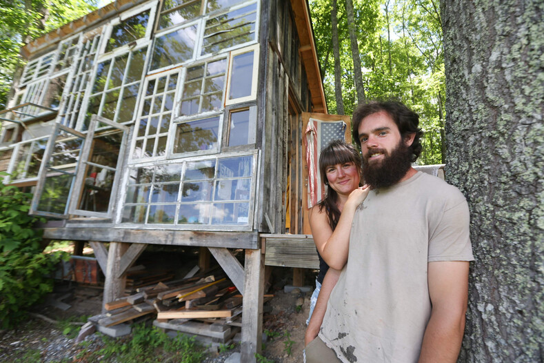Пара построила дом из оконных рам: фото о том, как им живется в лесной глуши без людей