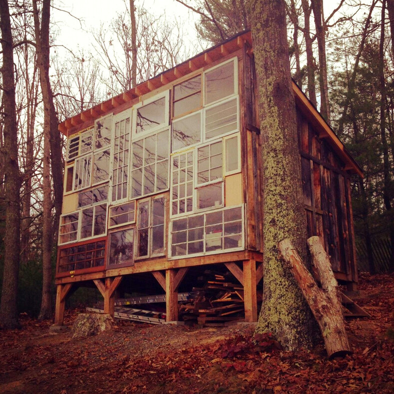 Пара построила дом из оконных рам: фото о том, как им живется в лесной глуши без людей