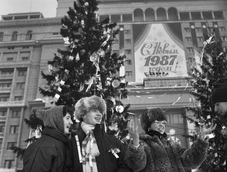 Назад в СССР: каким был Новый год 30 и даже 50 лет назад (атмосферные ретро-фото)
