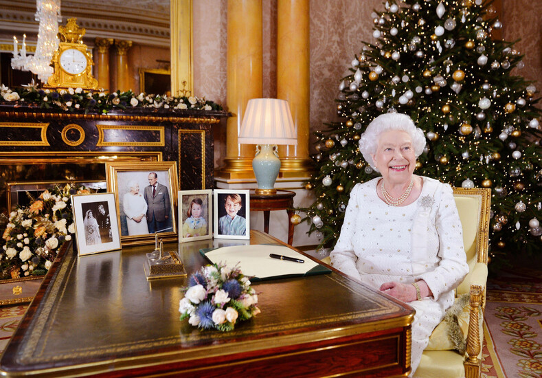 А вы знали, как Елизавета II и ее семья празднует Рождество: фото из королевских резиденций